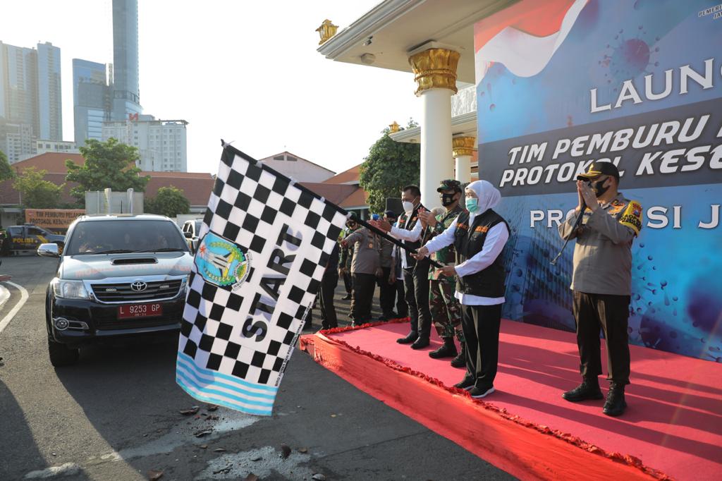 Gubernur Jatim, Khofifah Indar Parawansa melepas Tim Pemburu Pelanggar Protokol Kesehatan Covid-19 di Gedung Negara Grahadi, Surabaya, Rabu 16 September 2020. (Foto: Pemprov Jatim) 