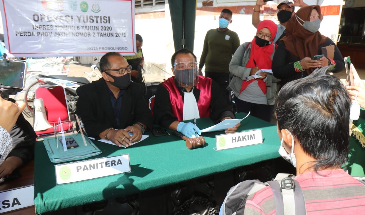 Hakim melakukan penindakan terhadap pelanggar protokol kesehatan di Kota Probolinggo. (Foto: Ikhsan Mahmudi/Ngopibareng.id)