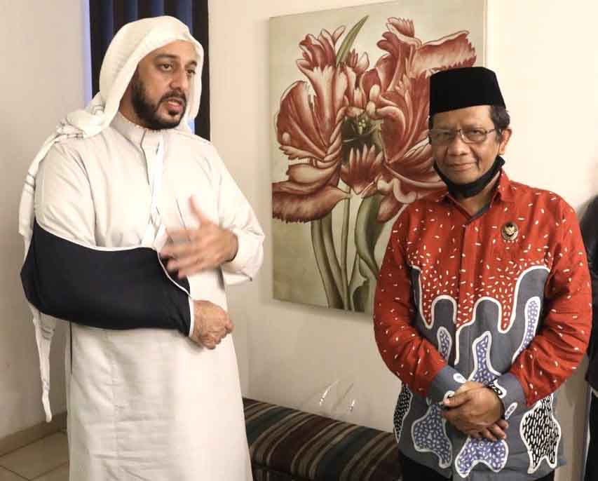 Menko Polhukam saat mengunjungi Syekh Ali Jaber. (Foto: Twitter Mahfud MD)