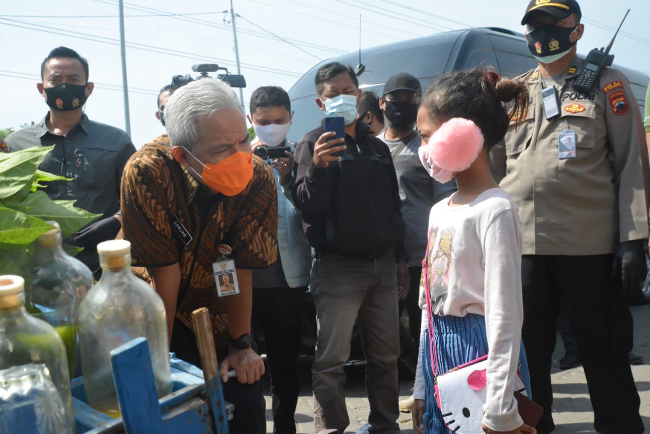 Gubernur Ganjar Pranowo saat mengunjungi pasar yang menerapkan protokol kesehatan. (Foto: Ist/Ngopibareng.id)