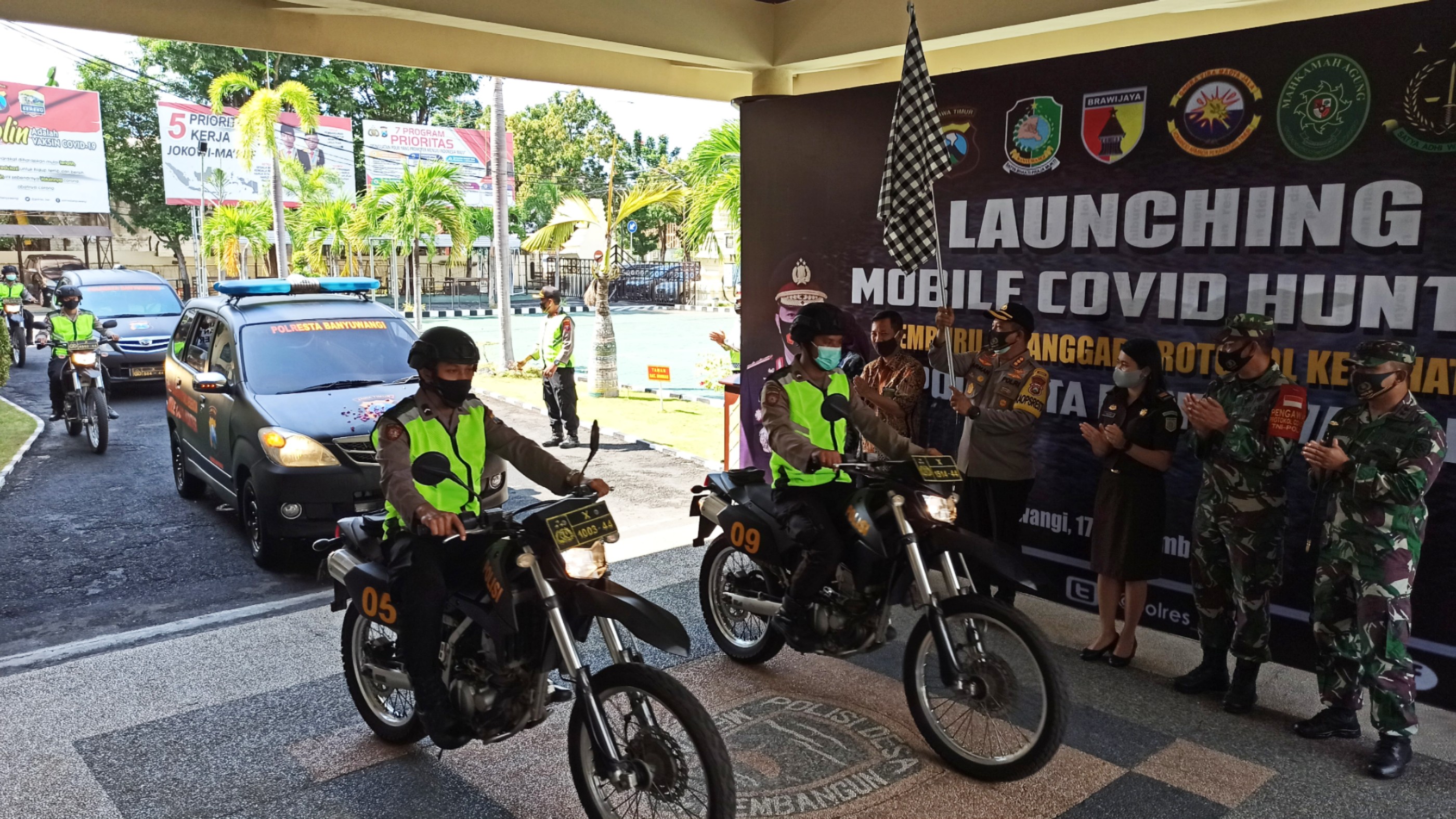 Tim mobile Covid Hunter mengawali kegiatannya setelah resmi di luncurkan pagi ini (foto:Muh Hujaini/ngopibareng.id)