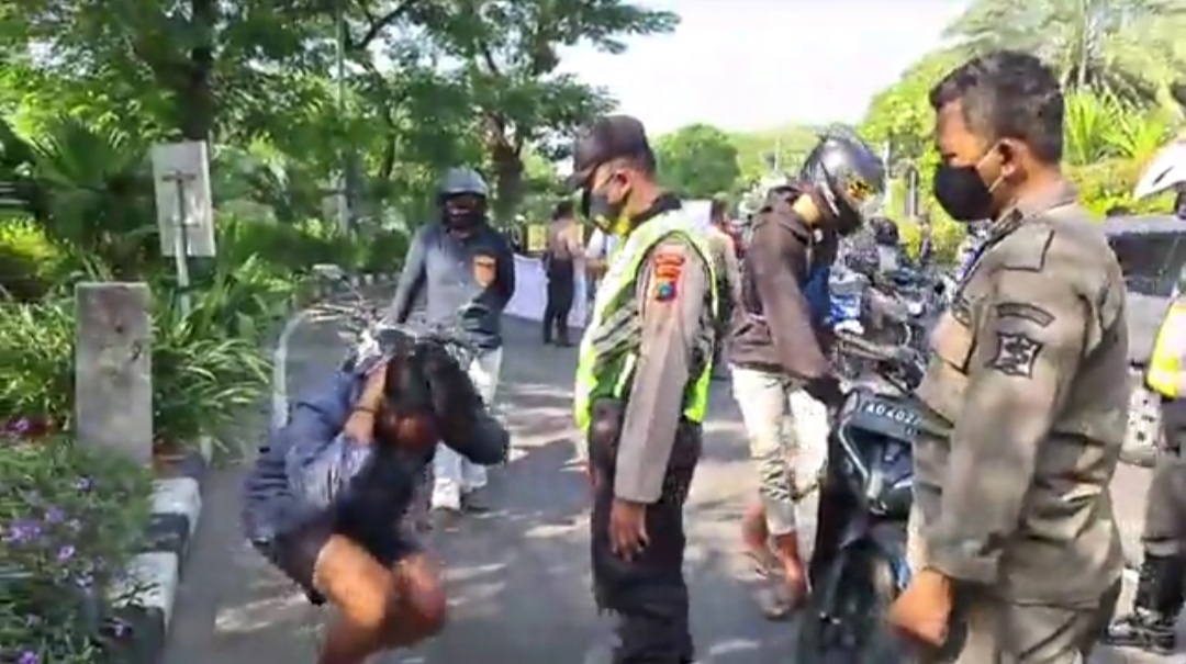 Aparat gabungan memberikan sanksi pada pelanggar protokol kesehatan di Surabaya. (Foto: istimewa)