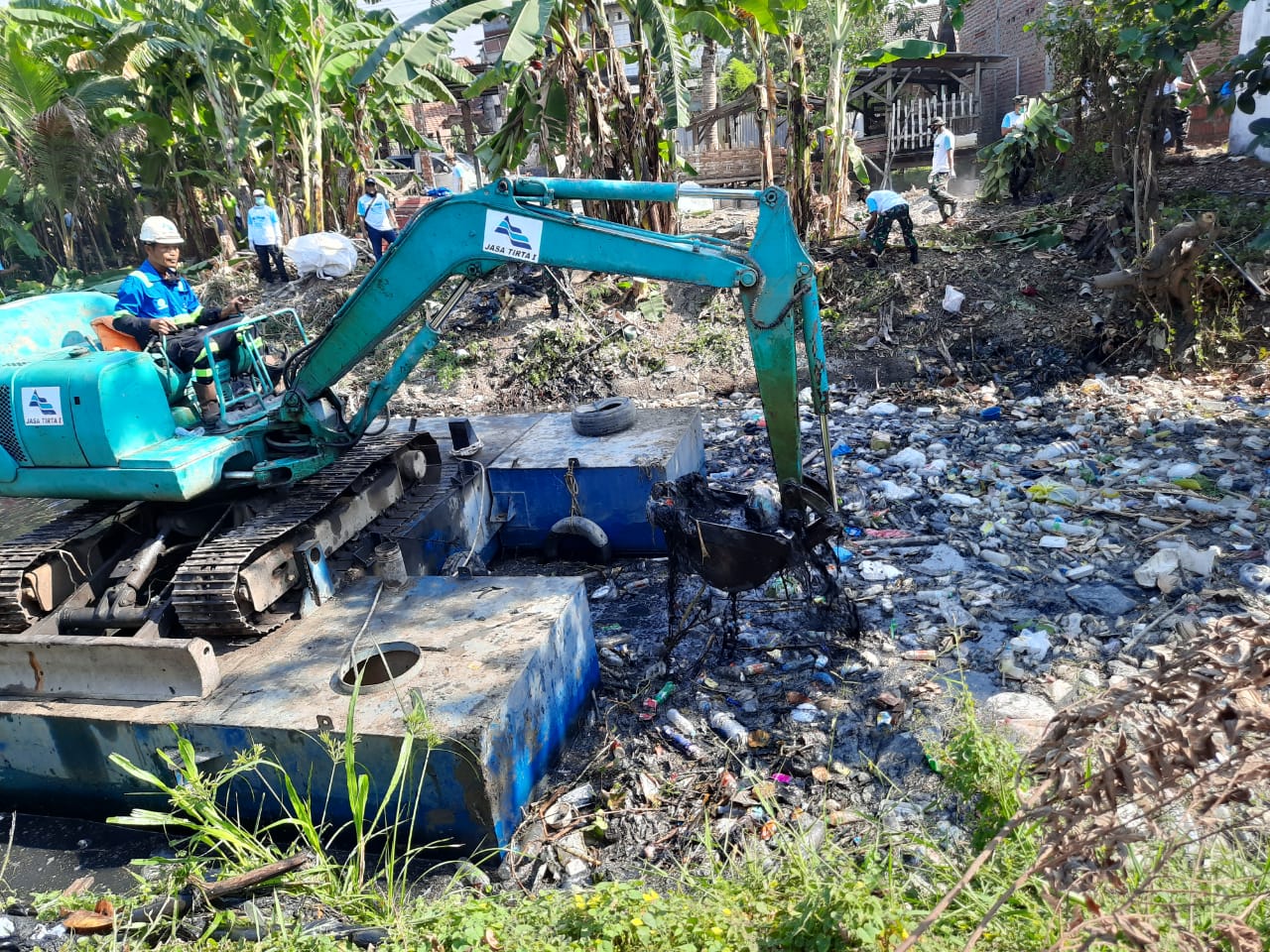 Bersih-bersih Kali Tengah Bambe, yang diinisiasi oleh PT Wings Surya. (Foto: Alief Sambogo/Ngopibareng.id)