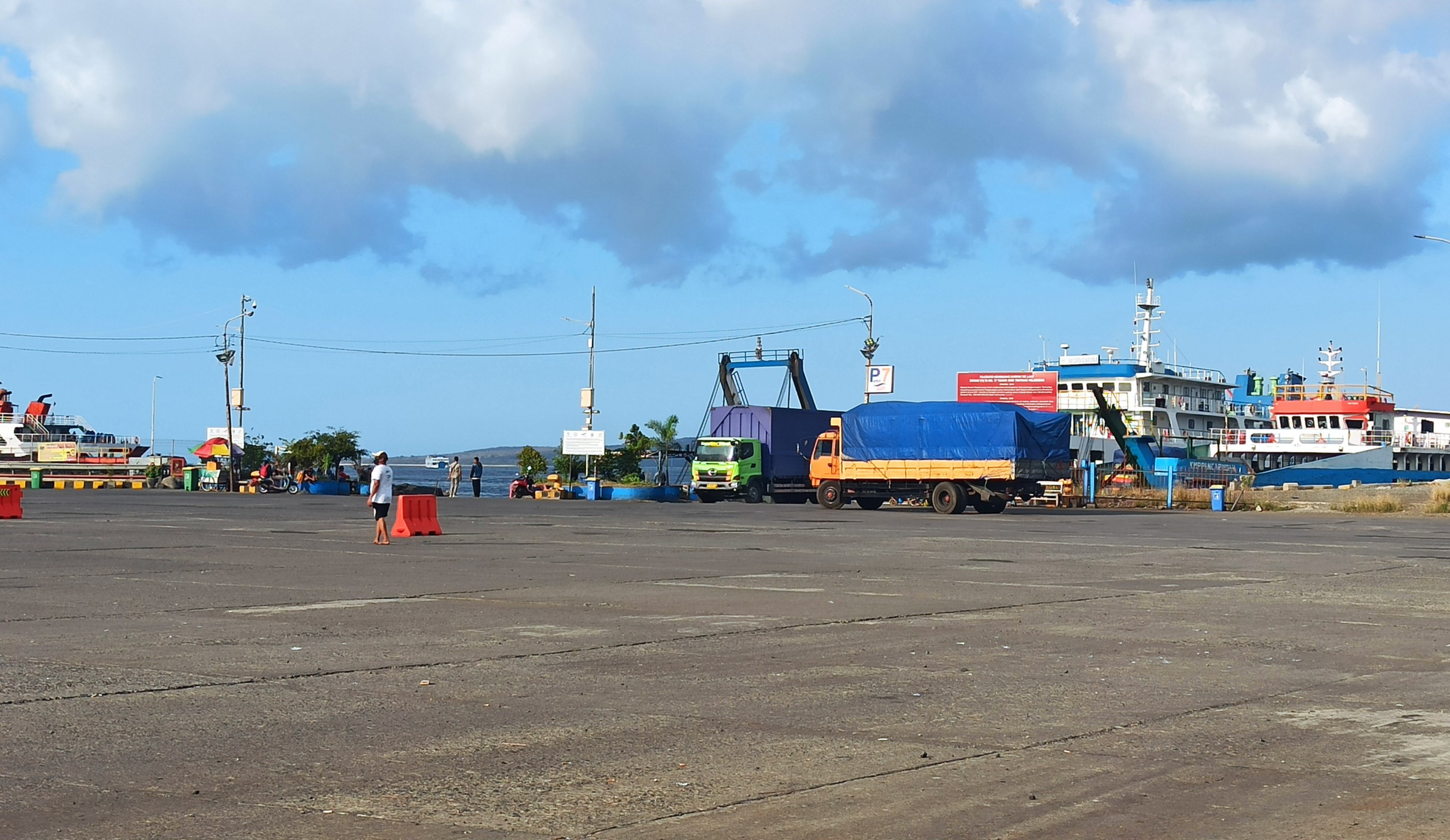 Suasana Dermaga LCM, Pelabuhan Penyeberangan Ketapang-Gilimanuk, Banyuwangi, Kamis siang, 17 September 2020. (Foto: Muh. Hujaini/Ngopibareng.id)