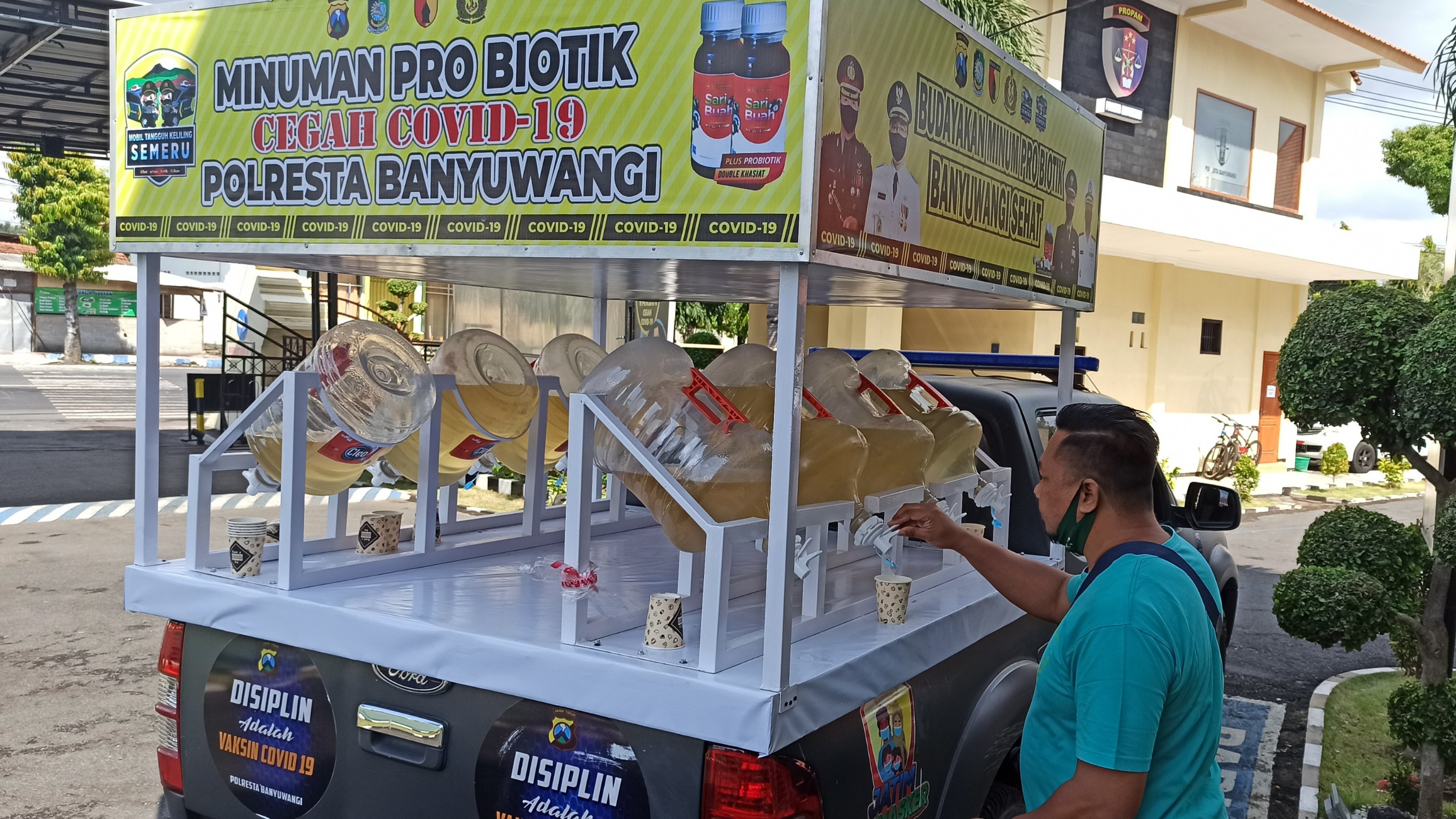 Mobil yang membawa minuman probiotik yang siap diminum. Mobil ini berkeliling untuk membagikan minuman probiotik pada masyarakat (foto:Muh Hujaini/ngopibareng.id)