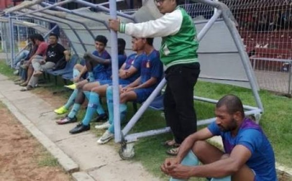 Andri Ibo (duduk di bawah) saat sebelum terpapar Covid-19. Ia kini harus menjalani isolasi dan harus absen di laga uji coba yang dijalani Persik. (Foto: Fendhy Plesmana/Ngopibareng.id) 