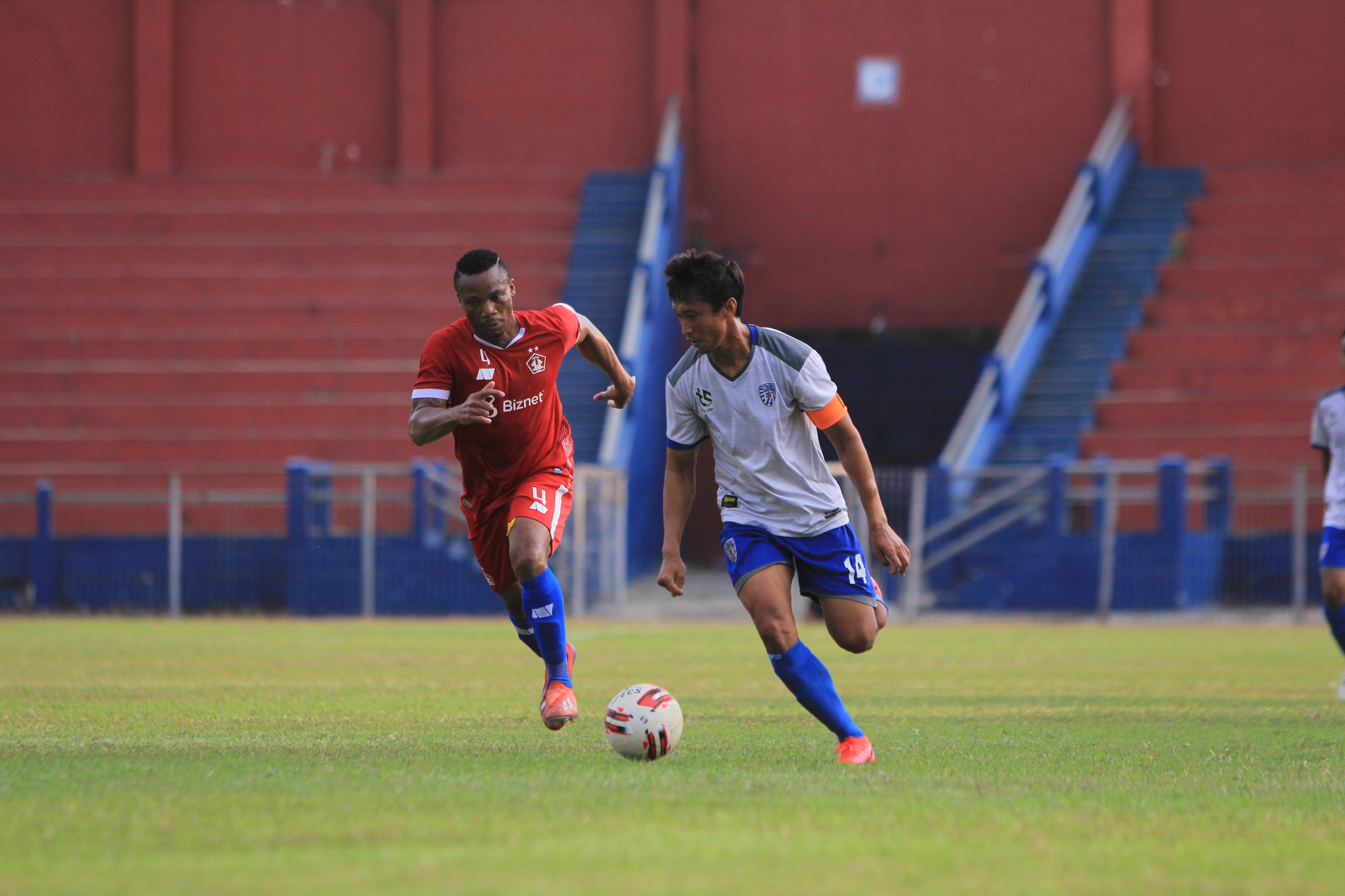 Laga uji coba antara Persik lawan tim Liga 2 Putra Sinar Giri. (Foto: Fendhy Plesmana/Ngopibareng.id) 