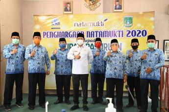 Bupati pasuruan menerima penghargaan Natamukti dari Menteri Koperasi dan UKM. (Foto: Dok Humas)