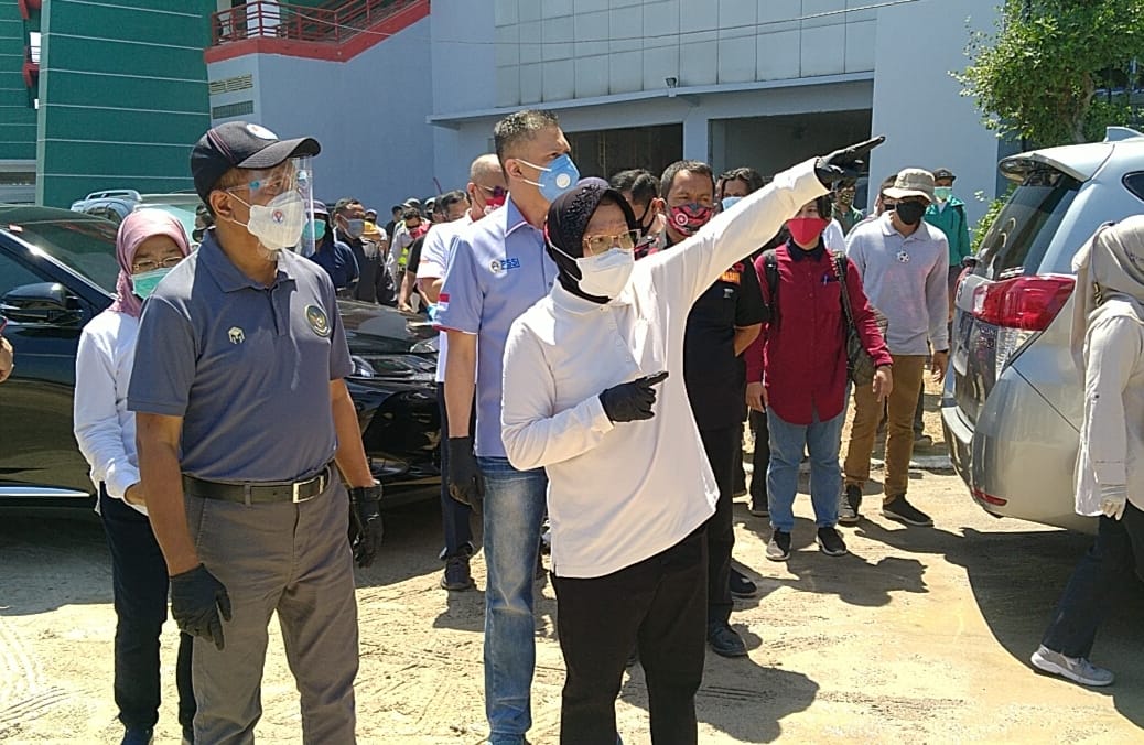 Walikota Surabaya, Tri Rismaharini menunjukkan progres pembangunan kepada Menpora RI Zainudin Amali di Stadion Gelora Bung Tomo, Surabaya, Jumat 18 September 2020. (Foto: Fariz Yarbo/Ngopibareng.id)