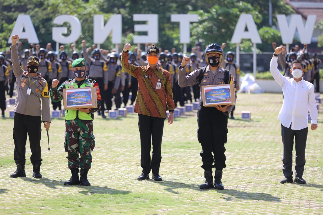 Upacara pembagian masker. (Foto: Ist/Ngopibareng.id)