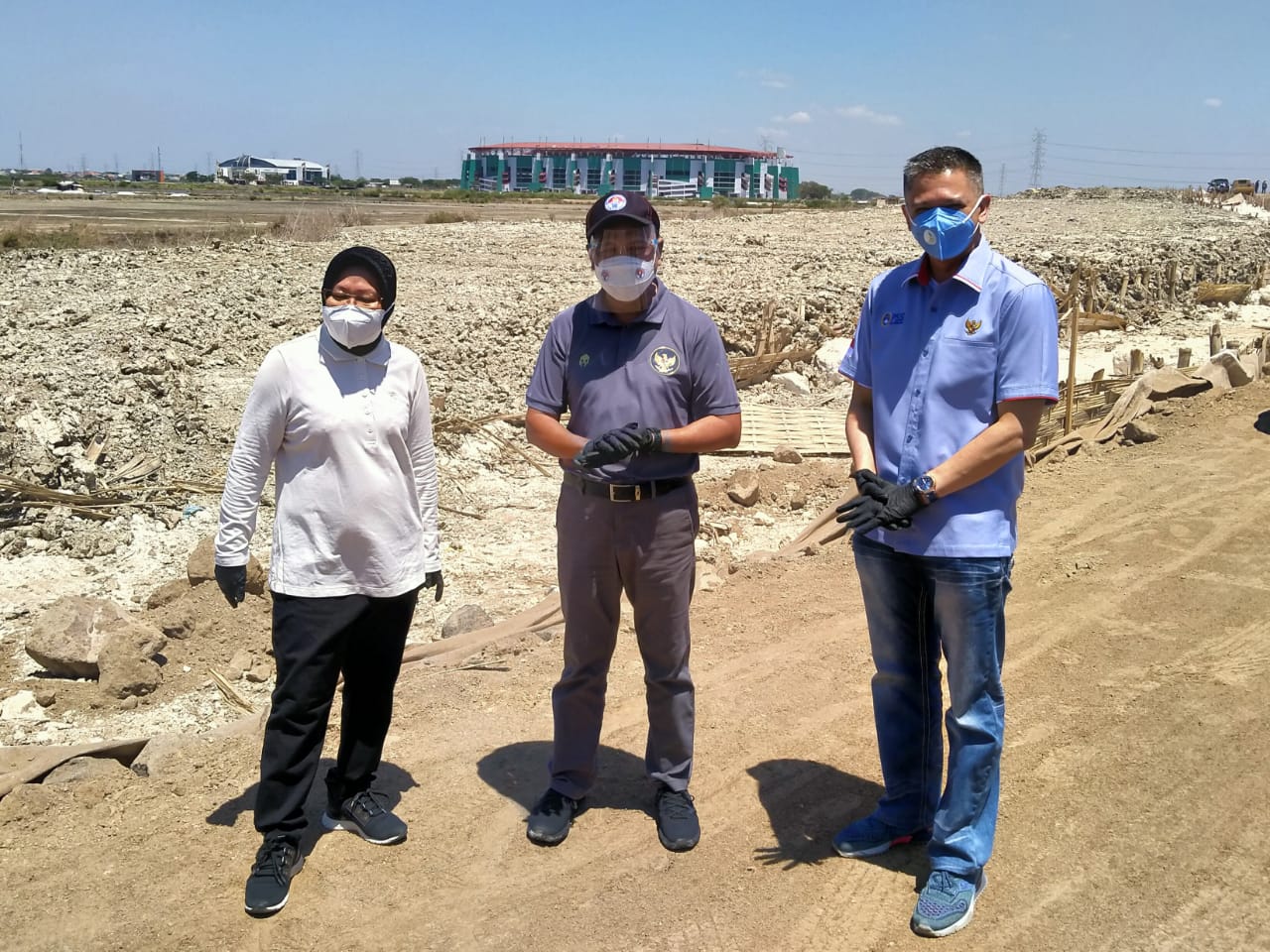 Menpora, Zainudin Amali didampingin Wakil Ketua PSSI Iwan Budianto dan Walikota Surabaya Tri Rismaharini meninjau akses jalan menuju Stadion Gelora Bung Tomo, Surabaya, Jumat 18 September 2020. (Foto: Fariz Yarbo/Ngopibareng.id)