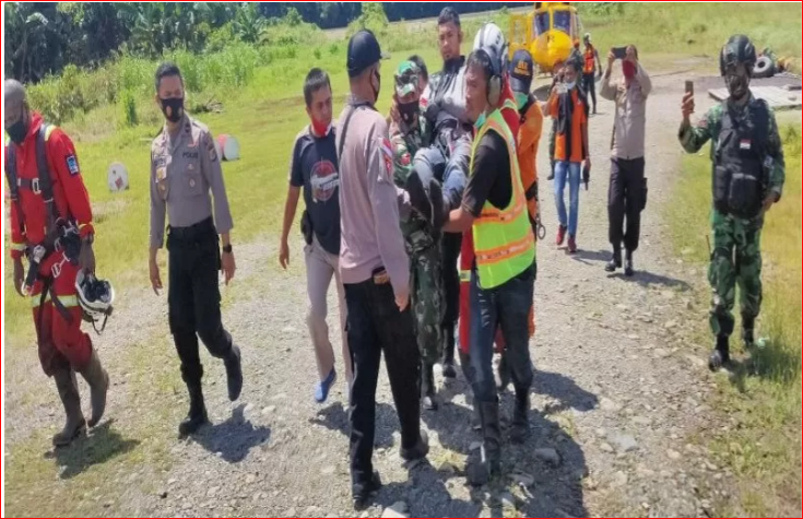 Tim SAR gabungan mengevakuasi kru helikopter milik PT NUH yang mendarat darurat di pedalaman Kabupaten Paniai, Papua, Sabtu 19 September 2020 . (Foto: Antara/Polres Nabire)