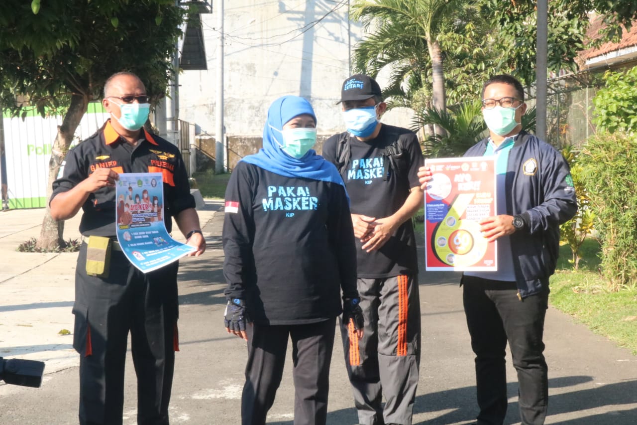 Gubernur Jatim, Khofifah Indar Parawansa saat membagikan masker di Kota Malang (Foto: Lalu Theo/ngopibareng.id)