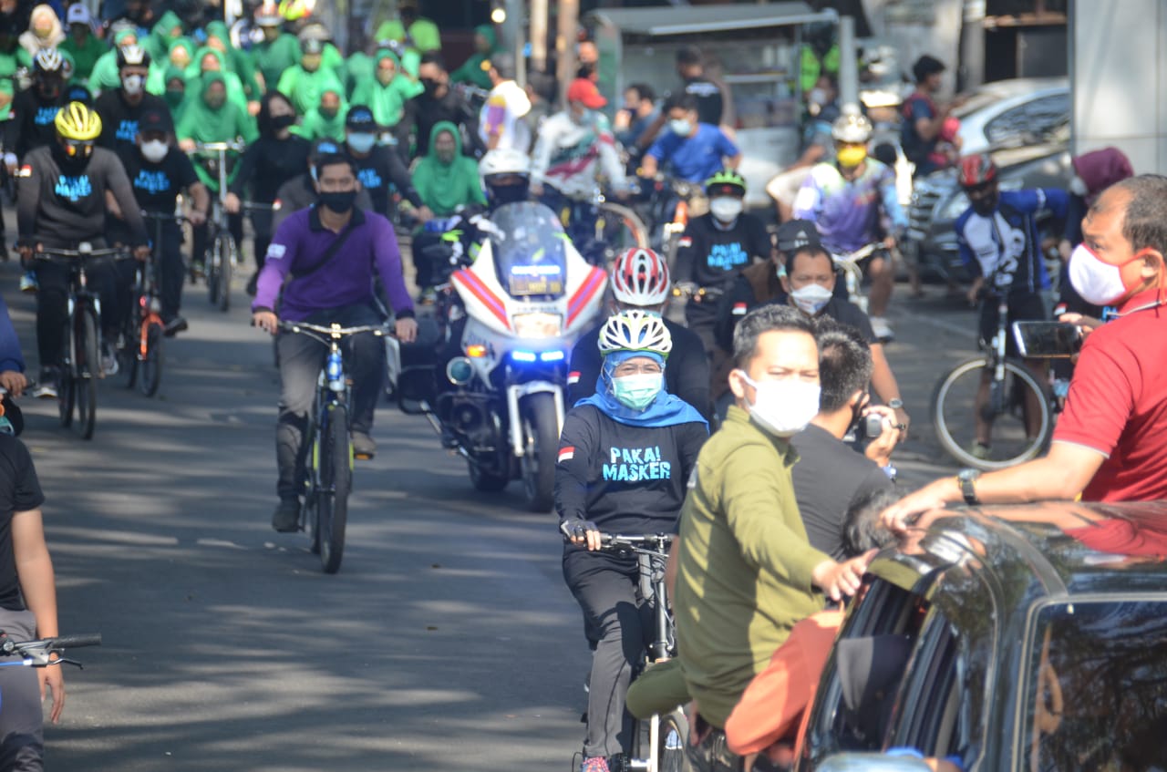 Gubernur Jatim, Khofifah Indar Parawansa (jilbab biru) saat gowes di Kota Malang (Foto: Istimewa)