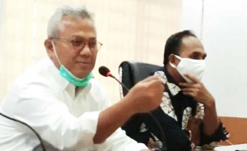 Ketua KPU Pusat Arief Budiman (kiri) dan Ketua KPU Sulawesi Selatan Faisal Amir, pada acara di Makassar Rabu lalu. (Foto:Antara)