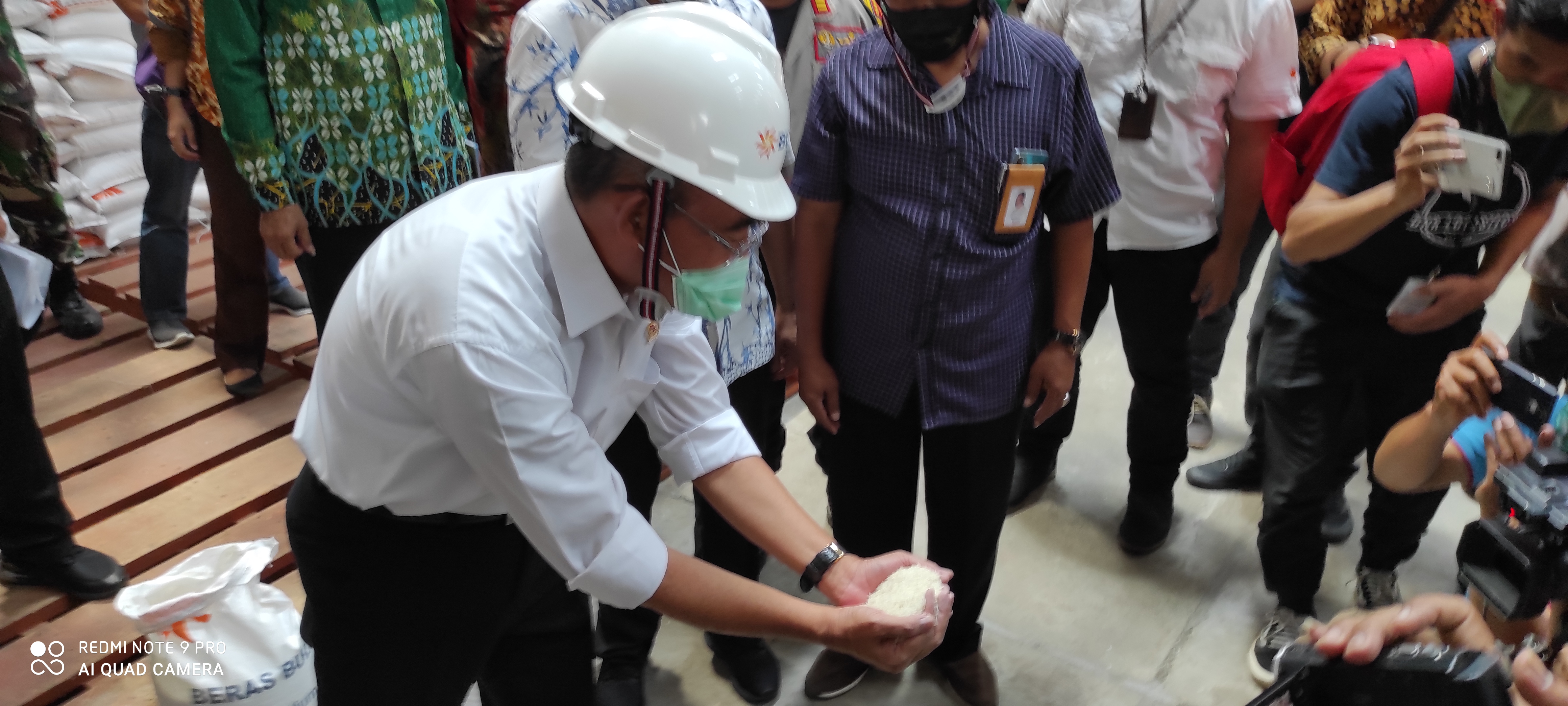 Menteri Koordinator Bidang Pembangunan Manusia dan Kebudayaan (Menko PMK) RI Muhadjir Effendy cek kualitas beras bansos yang disalurkan ke masyarakat di knator Bulog Kediri, Jawa Timur. (Foto: Fendhy Plesmana/Ngopibareng.id)