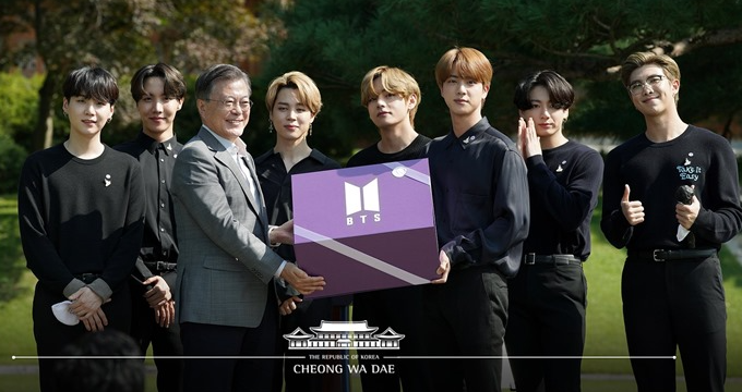 BTS memberikan hadiah diperingatan pertama Hari Pemuda Nasional Korea Selatan, Sabtu 19 September 2020. Kado akan dibuka pada 2039 mendatang. (Foto: Yonhap News)