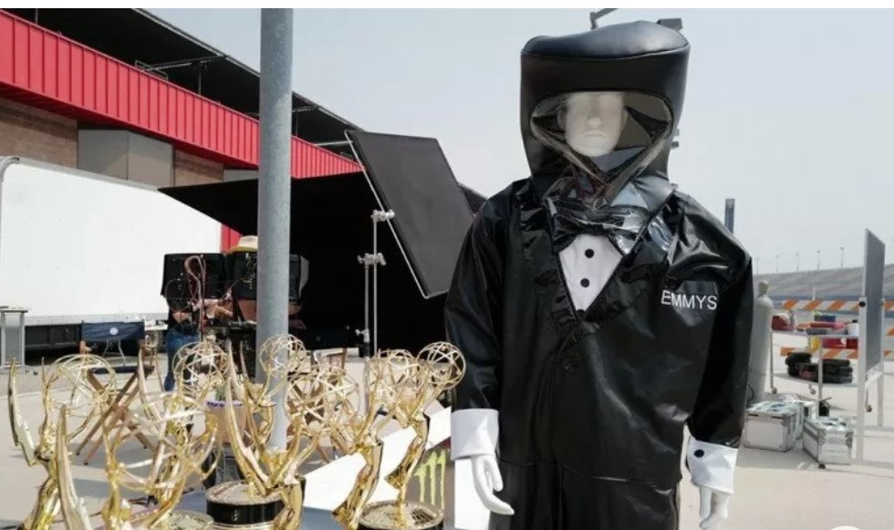 Baju APD yang digunakan presenter Emmy Award. (Ant)