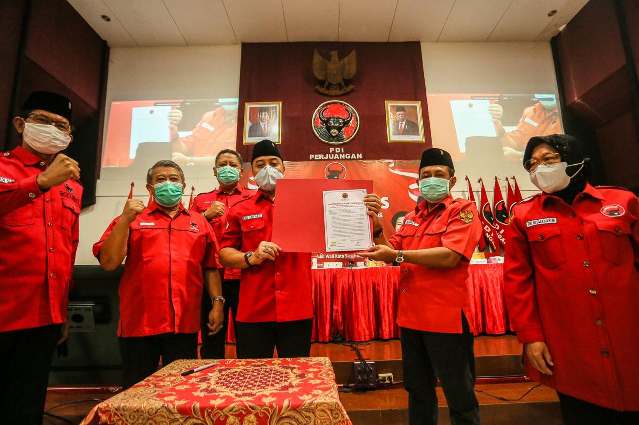 Eri Cahyadi dan Armuji seusai menandatangani komitmen politik dengan PDI Perjuangan. (Foto: PDI Perjuangan)