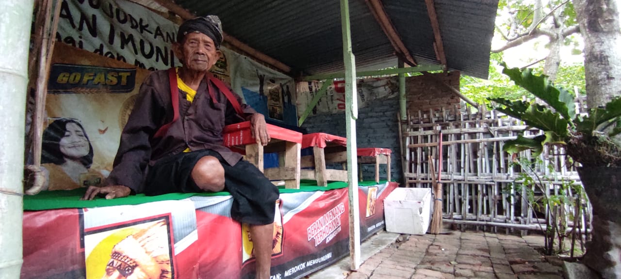 Mbah Katimin, penjaga hutan di lereng Gunung Klotok, Kediri. Hidupnya ia dedikasikan untuk menjaga hutan. (Foto: Fendhy Plesmana/Ngopibareng.id)