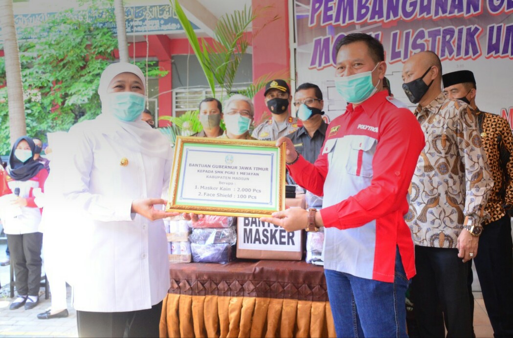 Kepala Sekolah SMK Model PGRI 1 Mejayan, Madiun, Sampun Hadam bersama Gubernur Jawa Timur Khofifah Indar Parawansa. (Foto: Dok. SMK PGRI 1 Mejayan)