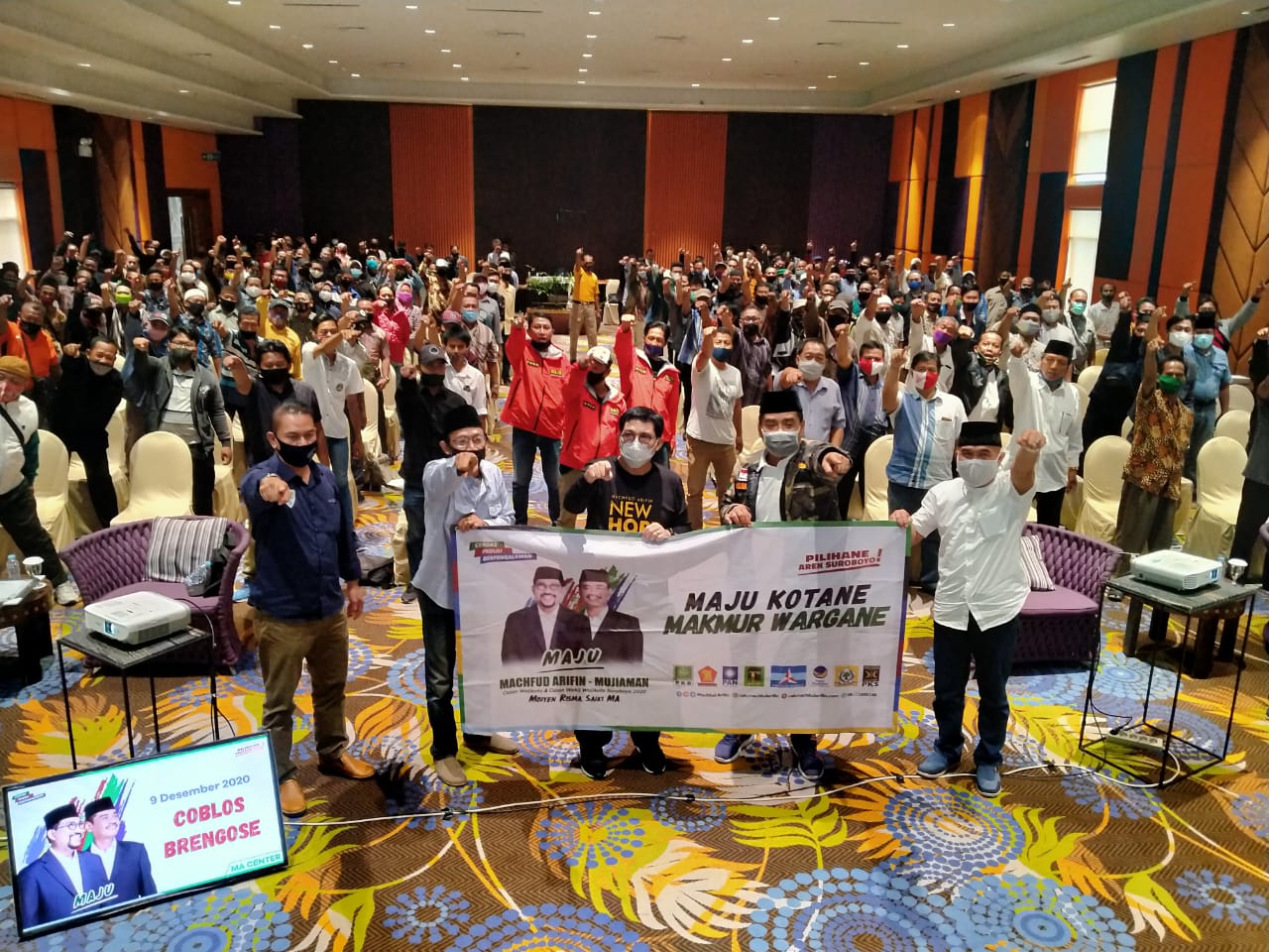 Bakal pasangan calon (bapaslon) Walikota dan Wakil Walikota Surabaya, Machfud Arifin-Mujiaman Sukirno foto bersama Relawan Sahabat Lama, Minggu 20 September 2020. (Foto: Fariz Yarbo/Ngopibareng.id)