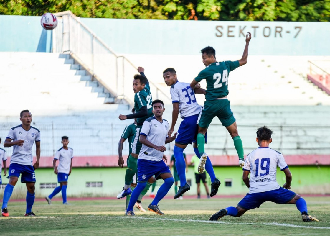 Pemain Persebaya, Arif Satria (24) melakukan sundulan yang berbuah gol kedua bagi Persebaya dalam laga uji coba melawan PSG di Stadion Gelora Delta, Sidoarjo, Minggu 20 September 2020. (Foto: Persebaya)