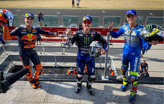 Maverick Vinales (tengah) raih pole position dan finis pertama. (Foto: Twitter @motoGP)