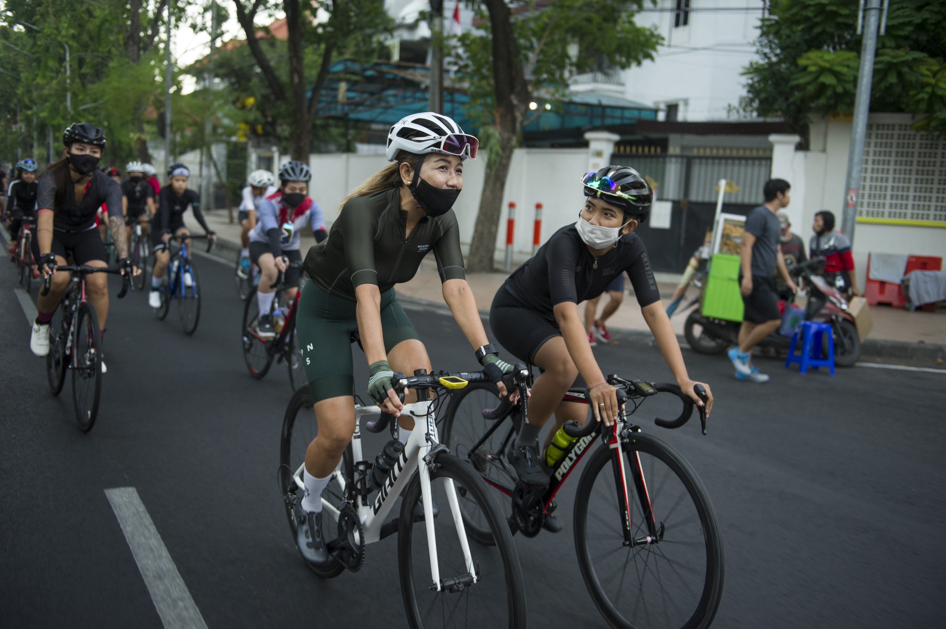 Grup ladies peloton berlatih sepeda bareng atlet profesional Nadia Soewandito, Minggu, 20 September 2020. (Foto: John Pelenkahu)