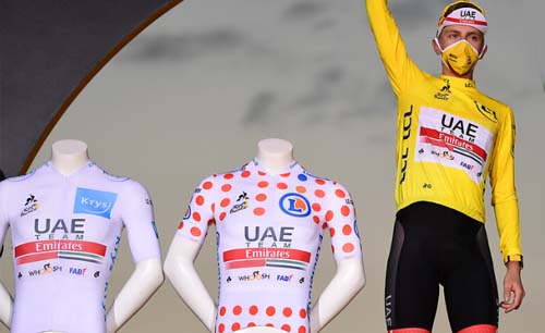 Hebatnya Tadej Pogacar, selain menjuarai klasemen umum terakhir dengan kaos kuning, dia juga mendapatkan kaos putih sebagai pembalap muda terbaik dankaos  polkadot sebagai juara tanjakan. (Foto:Eurosports)