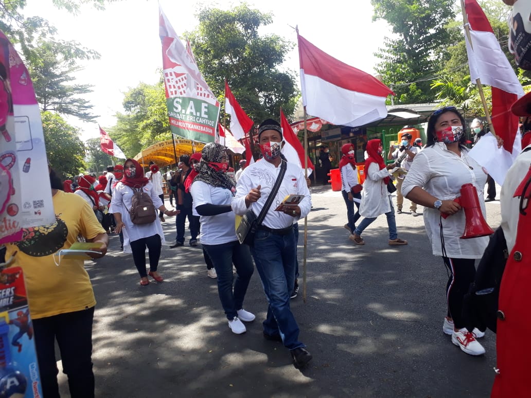 Sahabat Eri Cahyadi (SAE) ketika deklarasi untuk kemenangan Eri-Armuji. Mereka bagi masker dan hand sanitizer. (Foto: Tim EC-AR/Ngopibareng.id)