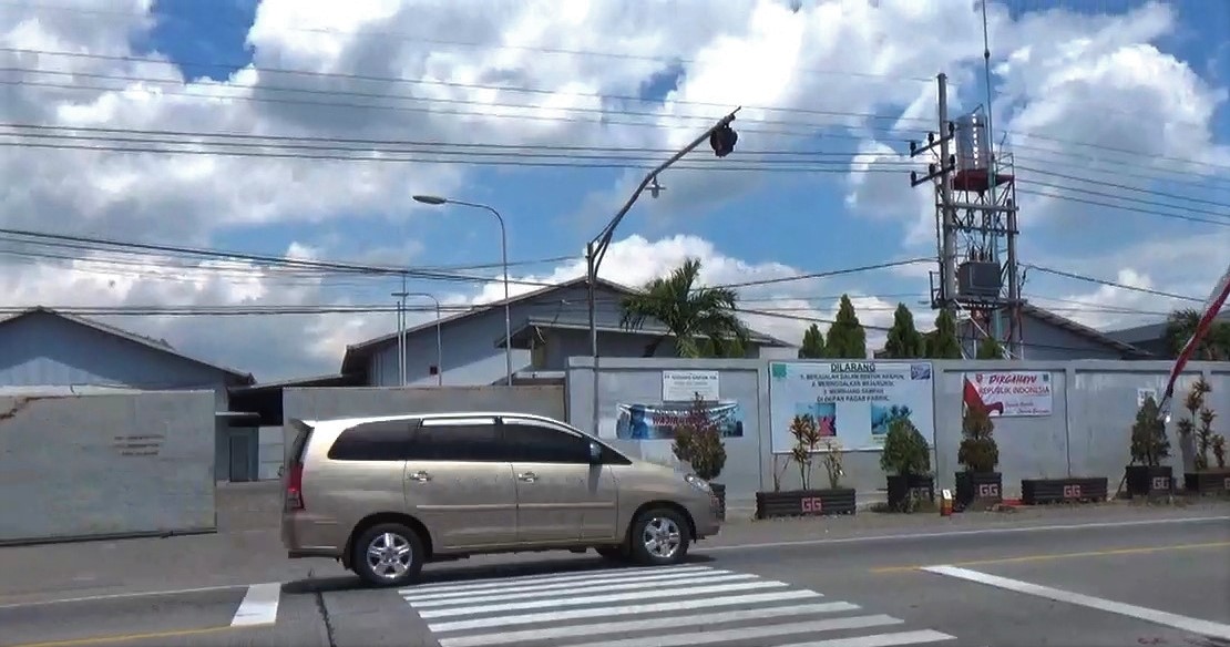 Pabrik Rokok PT SN di Kecamatan Paiton, Kabupaten Probolinggo, yang pekerjanya banyak terpapar Covid-19. (Foto: Ikhsan Mahmudi/Ngopibareng.id)