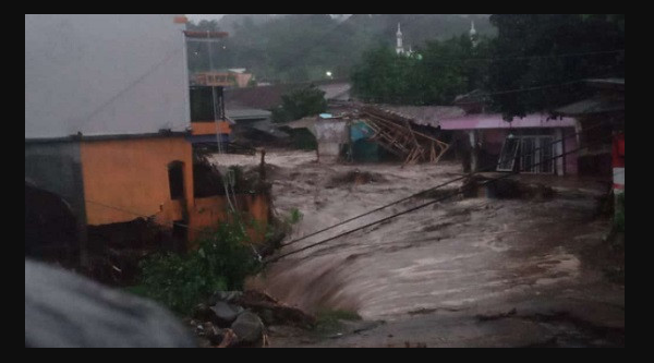 Aliran Sungai Cibuntu, Cicurug, Kabupaten Sukabumi, meluap, Senin 21 September 2020 petang.  (Foto: YouTube)