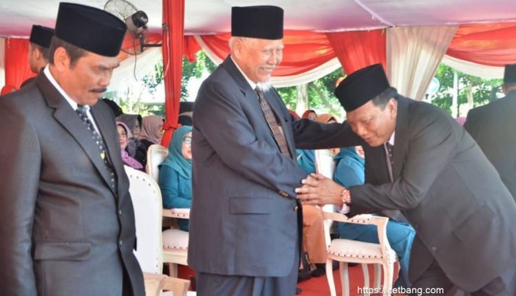 KH Robbach Ma'shum bersama Bupati Gresik Sambari Halim (kanan). (Foto: istimewa)