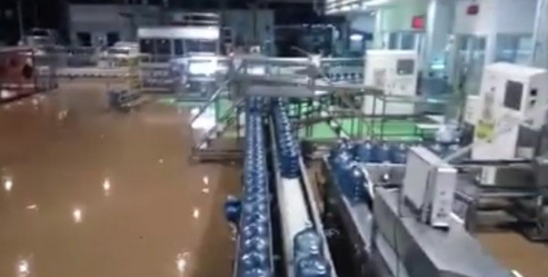 Banjir merendam pabrik Aqua. (Tangkapan layar)