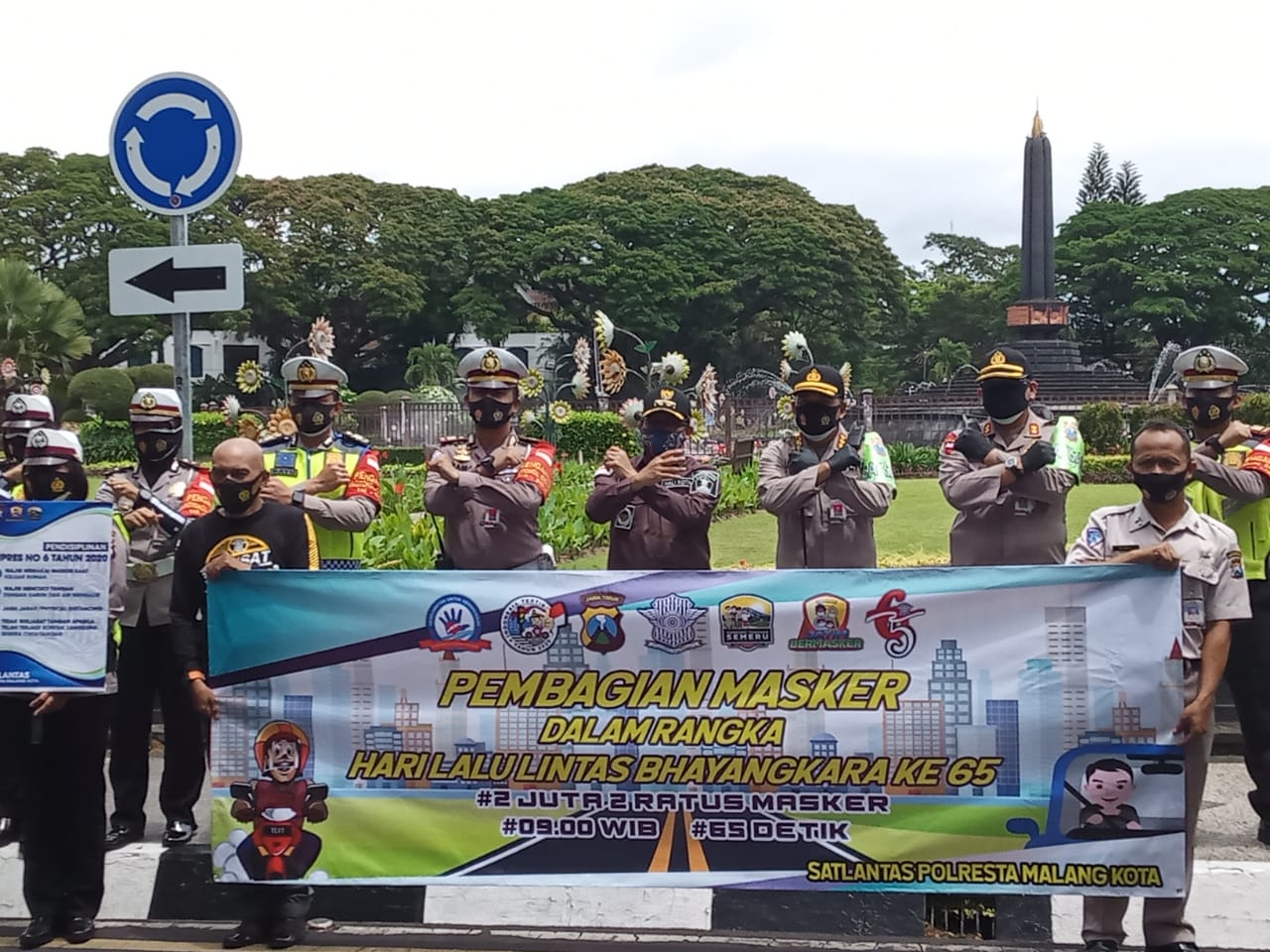 Kapolresta Malang Kota, Kombes Pol Leonardus Simarmata bersama Wali Kota Malang, Sutiaji saat membagikan masker kepada warga sekitar di Bundaran Tugu, Kota Malang (Foto: Lalu Theo/ngopibareng.id)