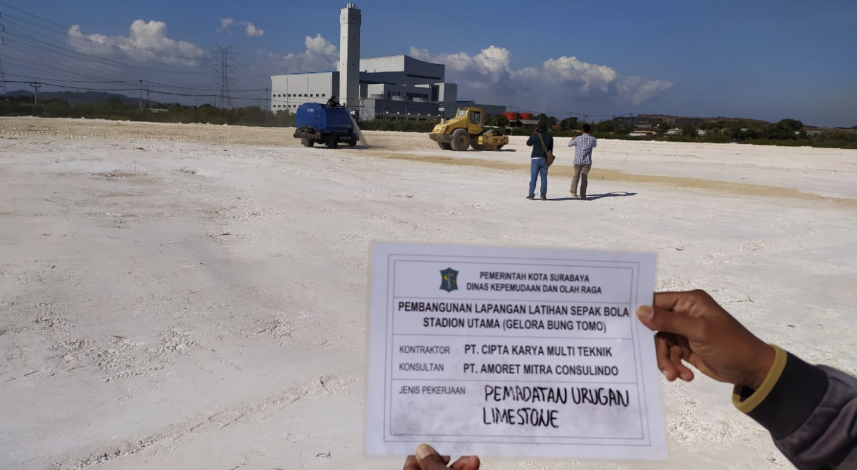 Proses pengerjaan lapangan latihan di Stadion GBT (Foto: Dokumentasi Humas Pemkot Surabaya)