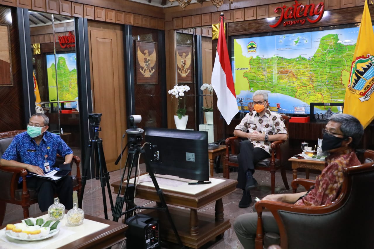 Gubernur Jawa Tengah Ganjar Pranowo saat menerima penghargaan dari Menteri Keuangan. (Foto: Ist/Ngopibareng.id)