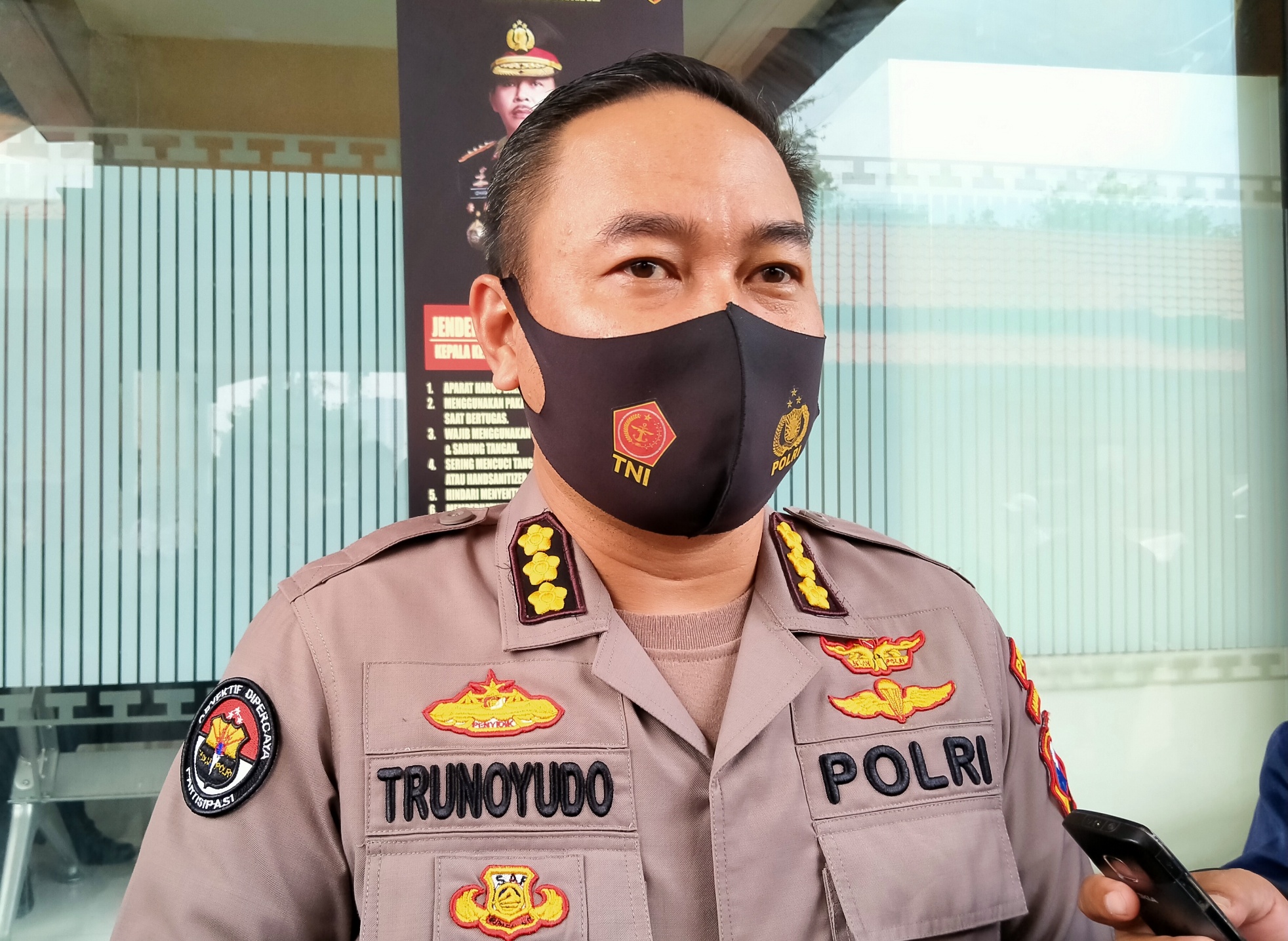 Kabid Humas Polda Jatim, Kombes Pol Trunoyudo Wisnu Andiko menyampaikan update penindakan dalam operasi yustisi di Mapolda Jatim, Surabaya, Selasa 22 September 2020. (Foto: Fariz Yarbo/Ngopibareng.id)