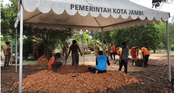 Suasana pemakaman almarhum anak bungsu Walikota Jambi. (Tangkapan layar:Youtube)