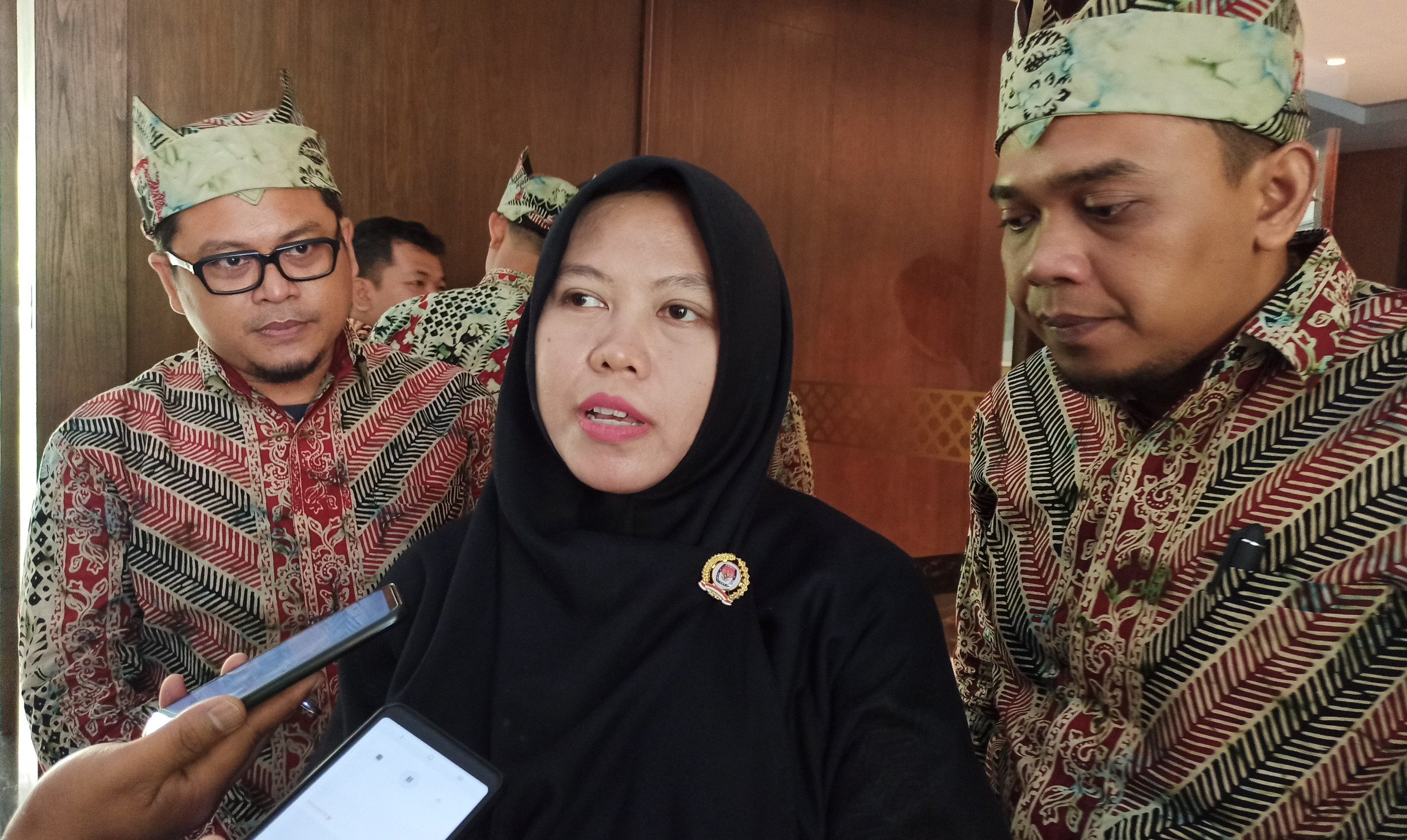 Ketua Komisi Pemilihan Umum (KPU) Banyuwangi Dwi Anggraini, menyampaikan bahwa penetapan nama paslon akan disampaikan lewat surat dan bisa dicek di website resmi. (Foto: Hujaini/Ngopibareng.id)