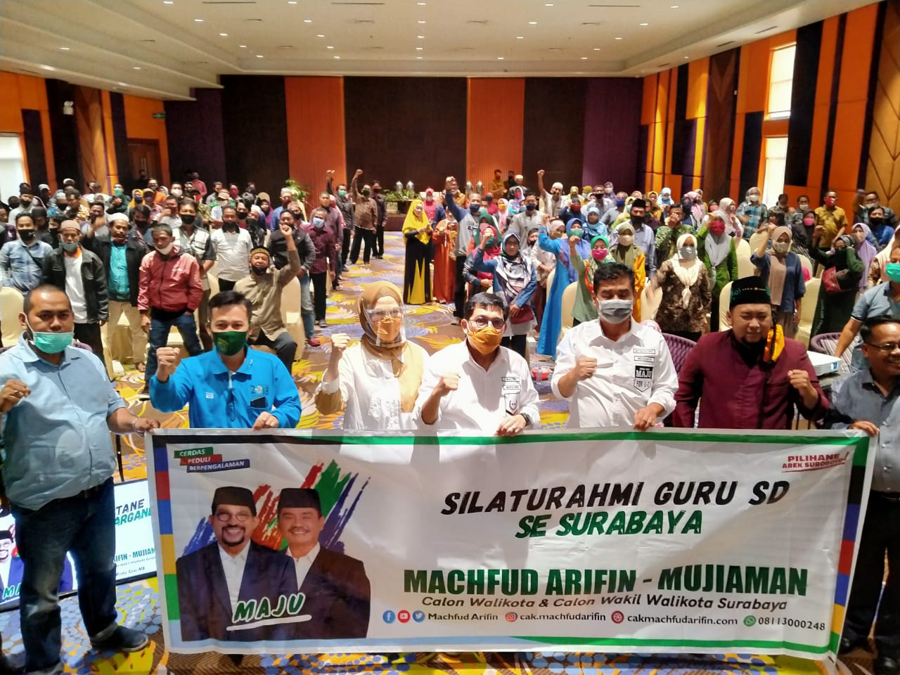 Pasangan Machfud Arifin-Mujiaman berfoto bersama dengan para guru SD dalam silaturahim di Hotel Mercure, Surabaya, Selasa 22 September 2020. (Foto: Fariz Yarbo/Ngopibareng.id)