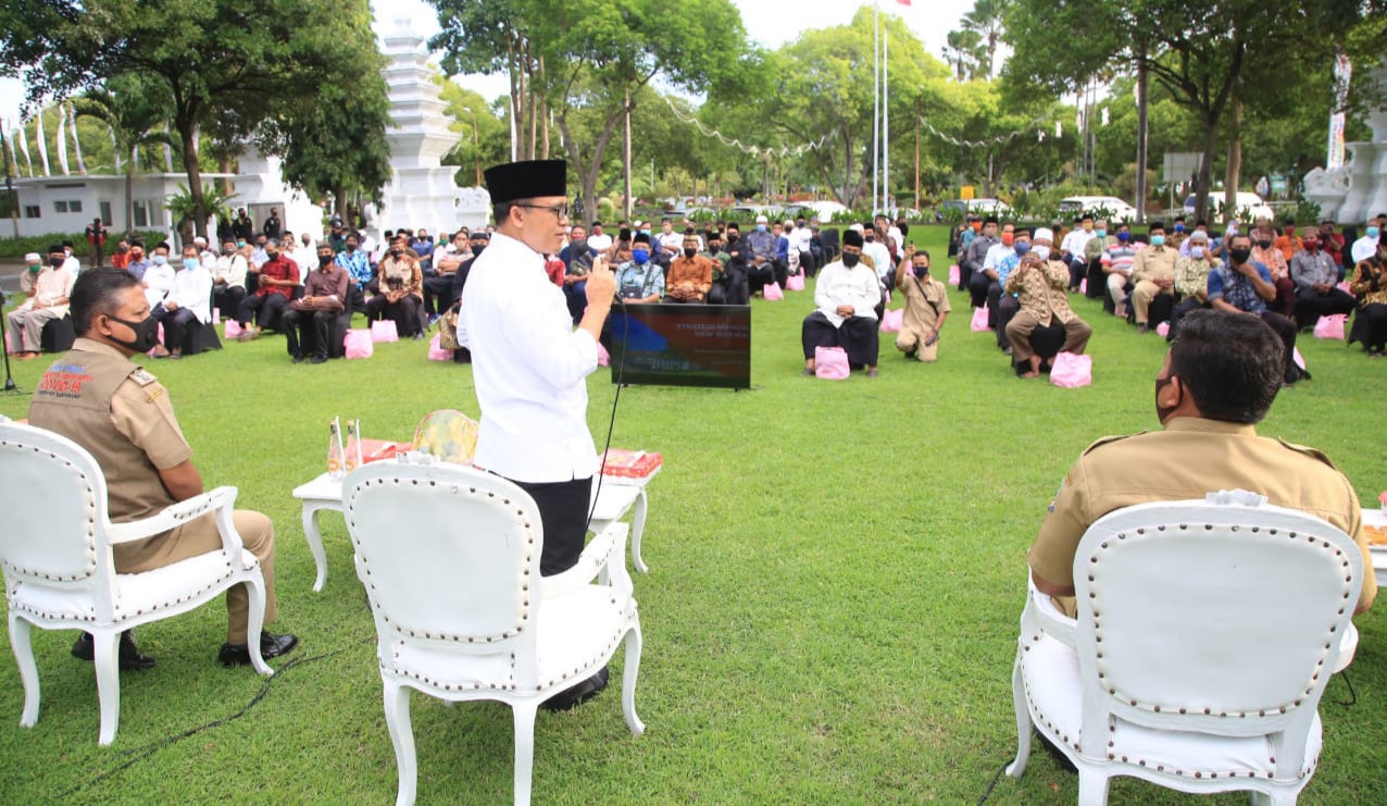 Bupati Banyuwangi bertemu dengan tokoh agama, tokoh masyarakat, dan Takmir masjid di halaman pendopo (Foto: istimewa) 