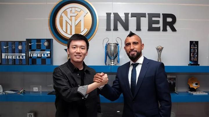 Gelandang Barcelona Arturo Vidal (Kanan) resmi pindah ke Inter Milan. (Foto: Reuters)