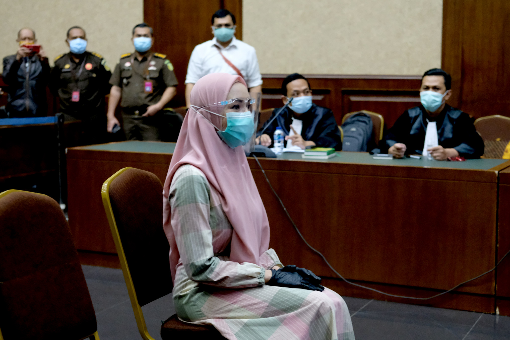 Jaksa Pinangki Sirna Malasari tampak mengenakan hijab dan gamis saat menjalani sidang perdana di Pengadilan Negeri Jakarta Pusat, Rabu 23 September 2020. (Foto: Istimewa)
