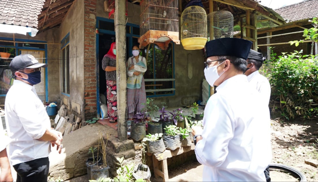 Bupati Banyuwangi Abdullah Azwar Anas berkunjung ke rumah AW, perempuan yang melahirkan di ambulans. (Foto: Dok. Pemkab Banyuwangi)