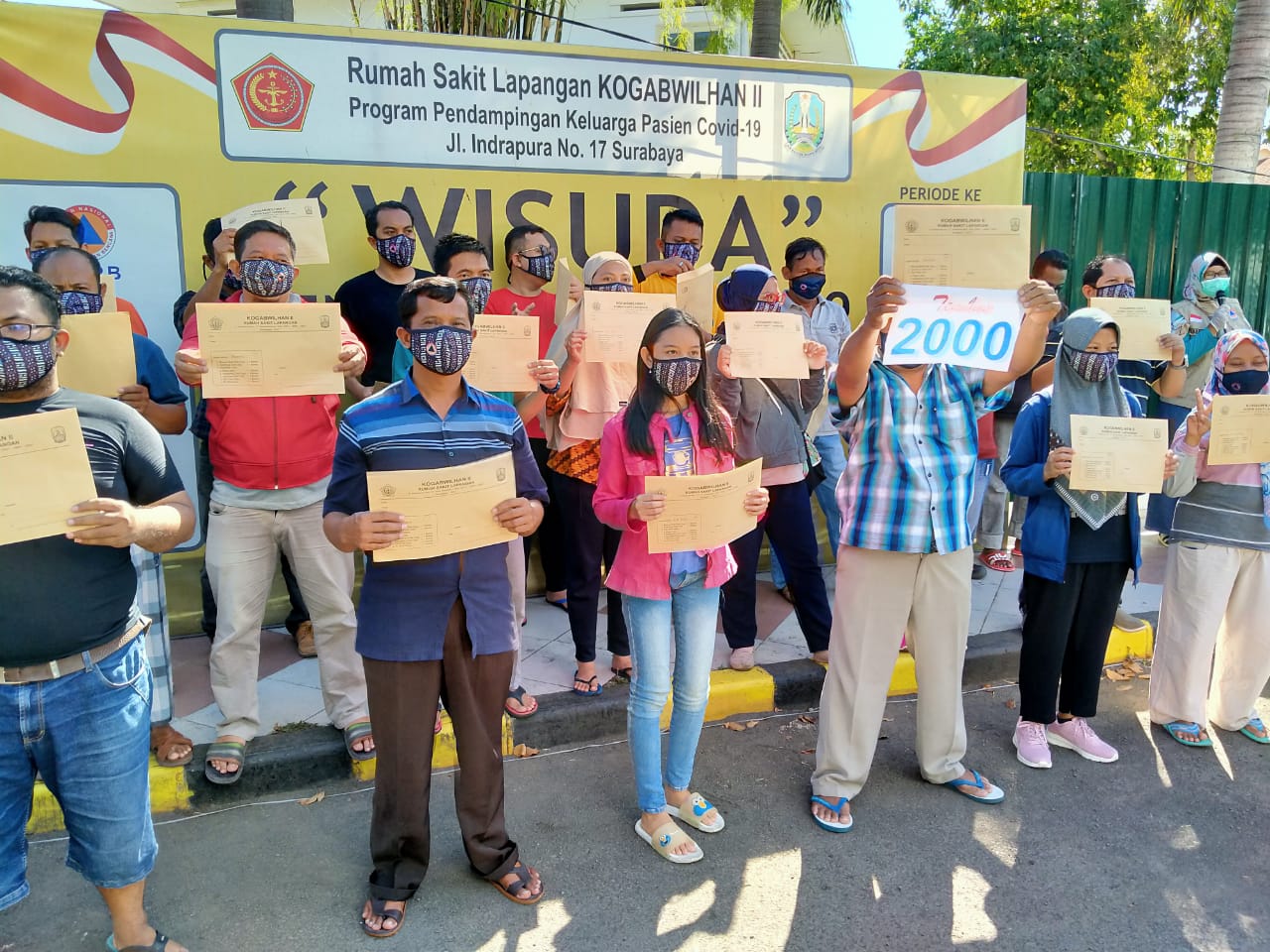 Para pasien Covid-19 yang dinyatakan sembuh ketika mengikuti "wisuda" di Rumah Sakit Lapangan Kogabwilhan II, Jalan Indrapura, Surabaya, Rabu 23 September 2020. (Foto: Fariz Yarbo/Ngopibareng.id)