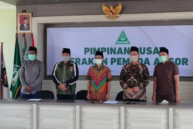 (dari kiri) Ketua LBH PP GP Ansor, Abdul Qodir, Wakasatkornas Banser Hasan Basri Sagala, Sekjen PP GP Ansor Abdul Rochman, Alfian Tanjung, kuasa hukum Alfian Tanjung, Aziz. (Foto: Dok. NU)