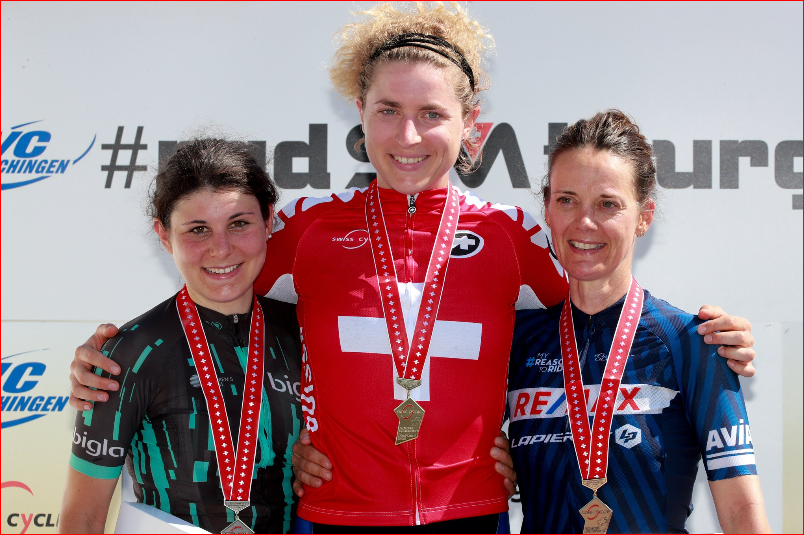 Marlen Reusser (tengah) saat memenangkan Road Swiss Championships 2019. (Foto: Twitter: @swisscycling)
