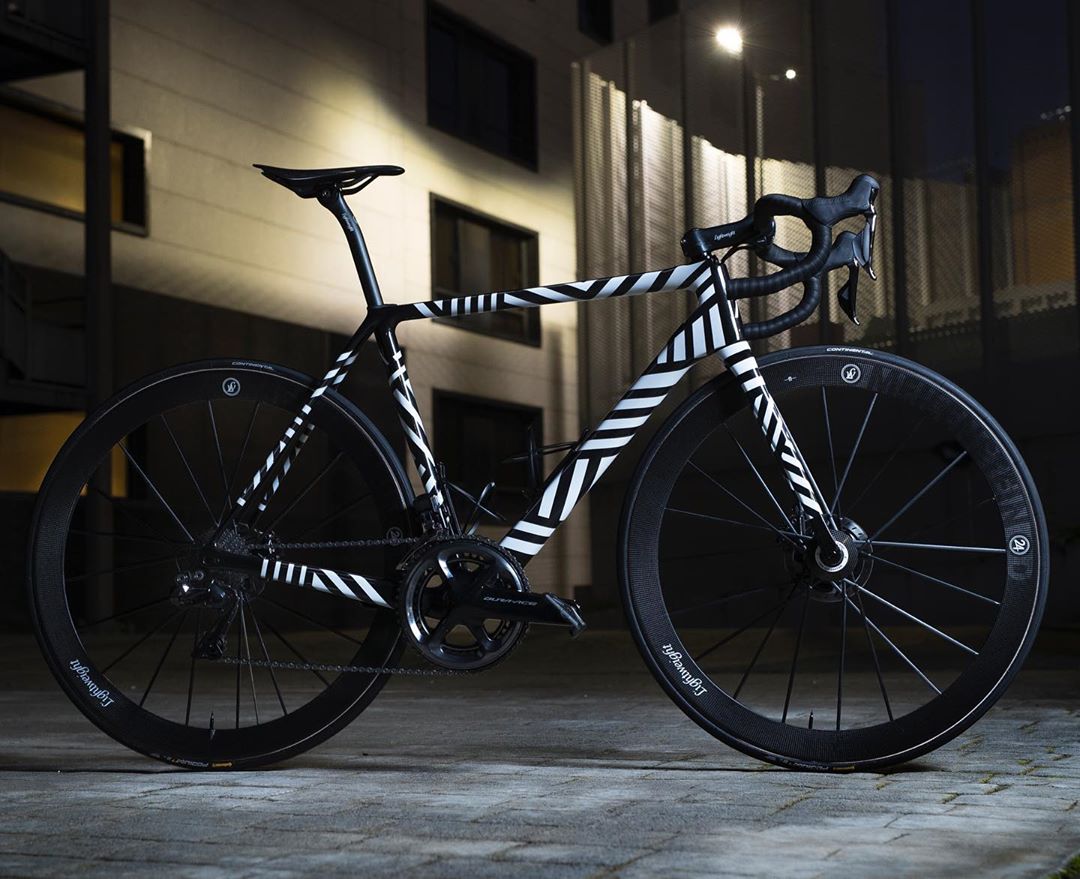 ABikes hitam putih dengan komponen serba Lighweight
